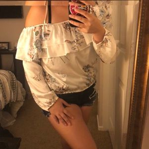 🌵3/$20🌵 Silky Long Sleeve Off Shoulder Blouse